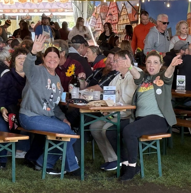 Crowd enjoying a Polka-Zeit performance